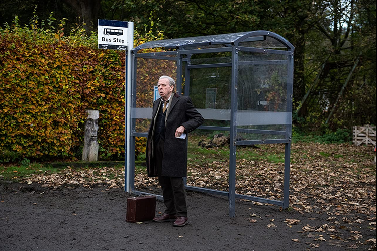 Film The Last Bus (2021) dibintangi Timothy Spall dan Phyllis Logan.