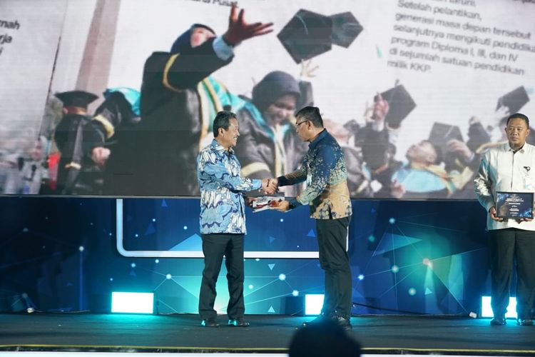 Menteri Kelautan dan Perikanan (Menteri KP) Sakti Wahyu Trenggono dalam peluncuran Pentaru 2024/2025 yang digelar bersamaan dengan peluncuran Kartu Taruna pada Rapat Kerja Teknis (Rakernis) Badan Penyuluhan dan Pengembangan Sumber Daya Manusia Kelautan dan Perikanan (BPPSDM) Tahun 2024 di Surabaya, Jawa Timur. 

