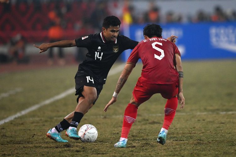 Pesepak bola Timnas Indonesia Asnawi Mangkualam (kiri) berusaha mengecoh pesepak bola Timnas Vietnam Doan Van Hau (kanan) dalam pertandingan leg 2 babak semi final Piala AFF 2022 di Stadion Nasional My Dinh, Hanoi, Vietnam, Senin (9/1/2023). Timnas Indonesia tak berhasil ke final setelah kalah dari Vietnam pada leg kedua semifinal Piala AFF 2022.