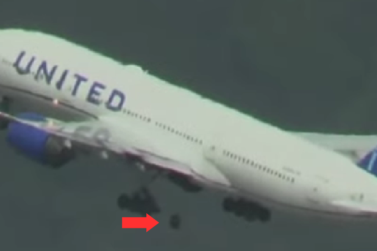 Tangkapan layar video roda belakang pesawat United Airlines lepas sesaat setelah lepas landas dari Bandara Internasional San Fransisco, AS pada Kamis (7/3/2024).