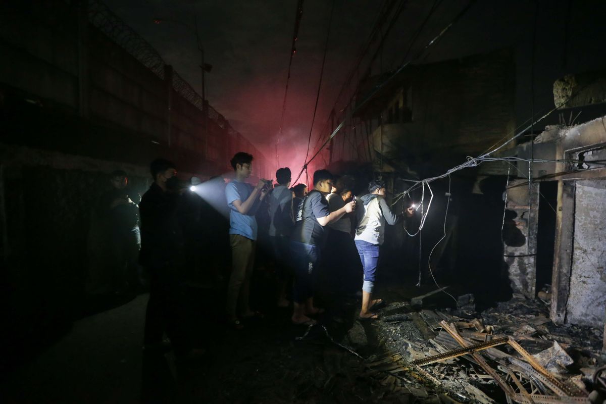 Warga melihat sisa-sisa puing rumah di Kampung Tanah Merah usai kebakaran Depo Pertamina Plumpang, Koja, Jakarta Utara, Sabtu (4/3/2023) dini hari. Kebakaran ini mengakibatkan 17 orang meninggal dunia dan 51 orang luka-luka.
