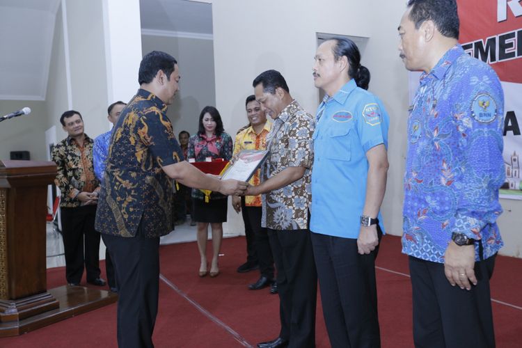 Wali Kota Semarang, Hendrar Prihadi, memberi penghargaan kepada sejumlah petugas Badan Narkotika Nasional (BNN) yang mengungkap adanya pabril pil PCC di Kota Semarang, Kamis (19/4/2018)