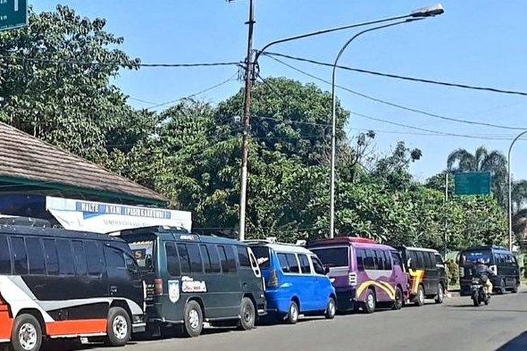 Beberapa angkutan umum jurusan Subang-Bandung tampak berjajar menunggu penumpang di halte Pasirkareumbi Jalan Ahmad Yani, Kabupaten Subang.