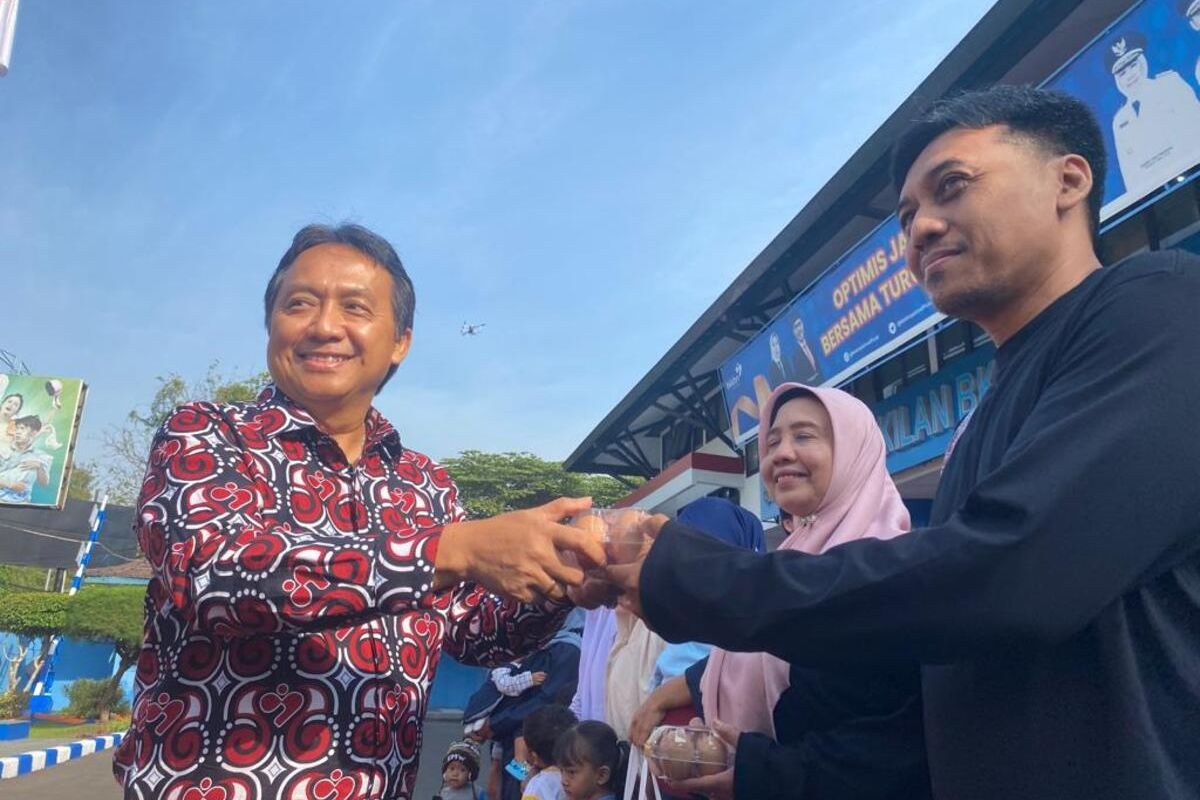 Deputi Bidang Pengendalian Penduduk BKKBN Bonivasius Prasetya Ichtiarto menyerahkan telur untuk mencegah stunting kepada Tim Pendamping Keluarga BKKBN Jatim, Jumat (28/7/1023)