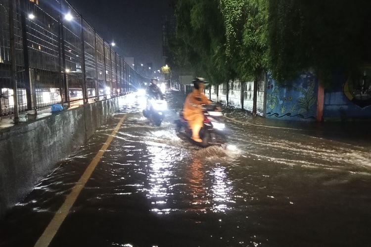 Jalan Arjuna Selatan, Kemanggisan, Palmerah, Jakarta Barat tergenang banjir usai hujan deras mengguyur pada Jumat (31/10/2025) malam