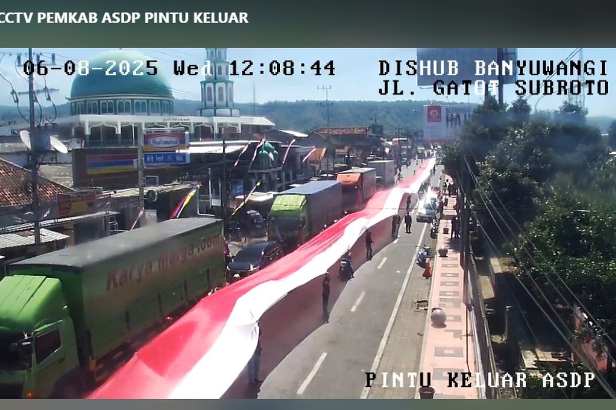 Bentangan kain merah putih oleh sopir saat demo di Pelabuhan Ketapang Banyuwangi, Rabu (6/8/2025).