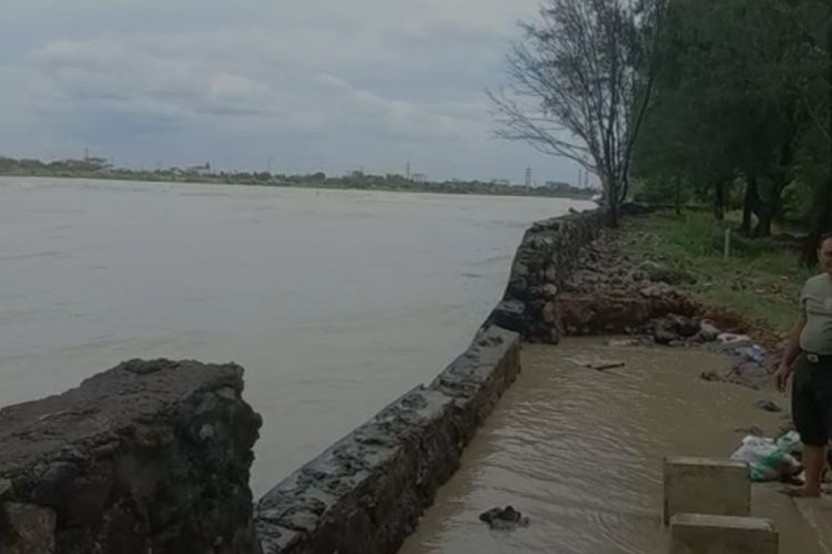 9 Titik tanggul jebol di kawasan Marina Semarang belum bisa diperbaiki secara permanen. Jumat (30/12/2022).