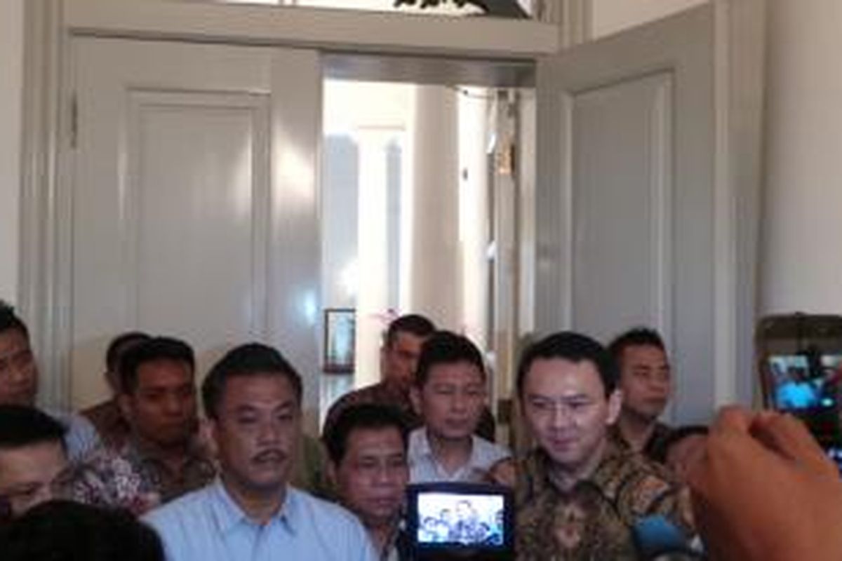 Gubernur DKI Jakarta Basuki Tjahaja Purnama (kanan) bersama Ketua DPRD DKI Prasetio Edi Marsudi (kiri), di Balai Kota, Kamis (19/3/2015). 