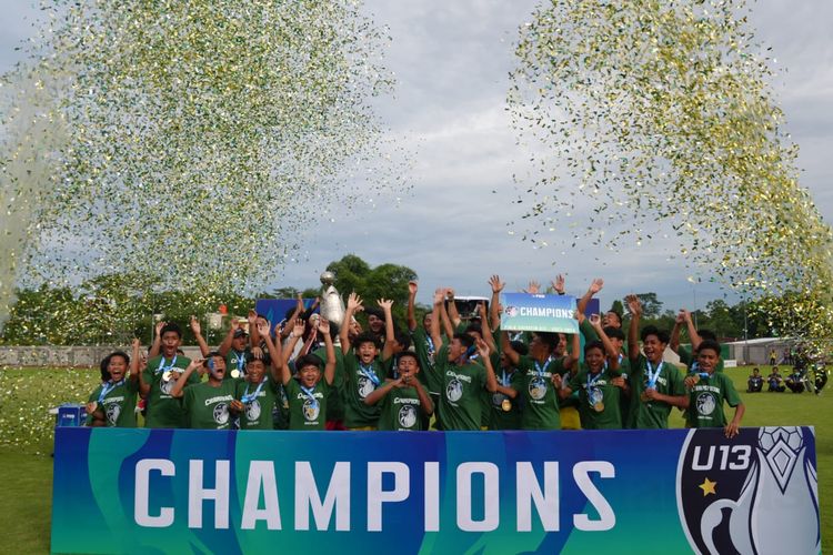 Momen selebrasi wakil Kalimantan Timur, Persikutim, usai dipastikan menjadi juara Piala Soeratin U13 di Kompleks Garudayaksa Football Academy, Kab. Bekasi, Minggu (4/2/2024).