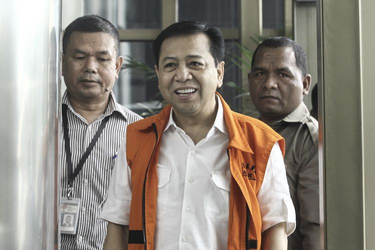 Tersangka kasus korupsi KTP Elektronik Setya Novanto berjalan untuk menjalani pemeriksaan di gedung KPK, Jakarta, Rabu (31/1). Setya Novanto menjalani pemeriksaan lanjutan dalam kasus korupsi KTP Elektronik. ANTARA FOTO/Muhammad Adimaja/nz/18`