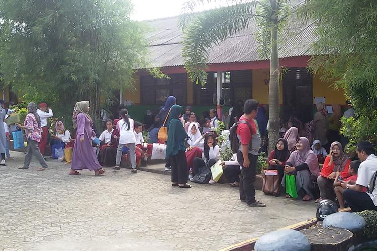 Antrean wali murid di SMP Negeri 3 Pangkal Pinang, Senin (1/7/2019).