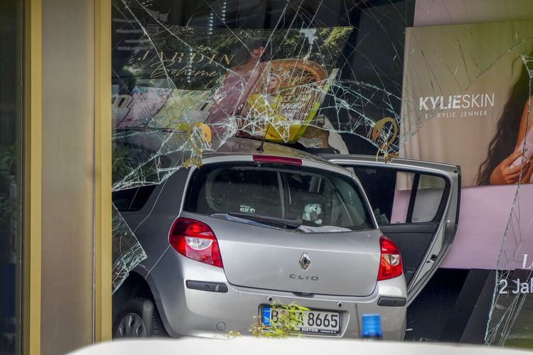 Sebuah mobil menabrak sebuah toko setelah menabrak kerumunan orang di pusat Berlin, Jerman, Rabu, 8 Juni 2022. 