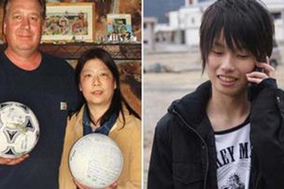 David and Yumi Baxter (kiri) menemukan bola milik Misaki Murakami (kanan). Kedua bola itu hilang terbawa gelombang tsunami dan beberapa waktu lalu mencapai pantai Alaska.