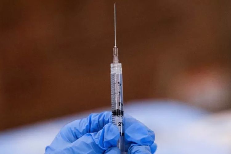 Pakar kesehatan masyarakat mengatakan menerima vaksin Covid dalam dosis banyak mestinya tak membahayakan.