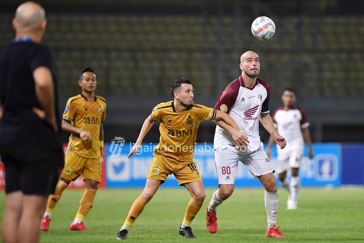 Pemain PSM Makassar Wiljan Pluim dijaga ketat pemain Bhayangkara FC Adam Ahmad Najem saat pertandingan pekan ke-5 Liga 1 2023-2024 yang berakhir dengan skor 1-1 di Stadion Patriot Candrabhaga Bekasi, Sabtu (29/7/2023) malam.