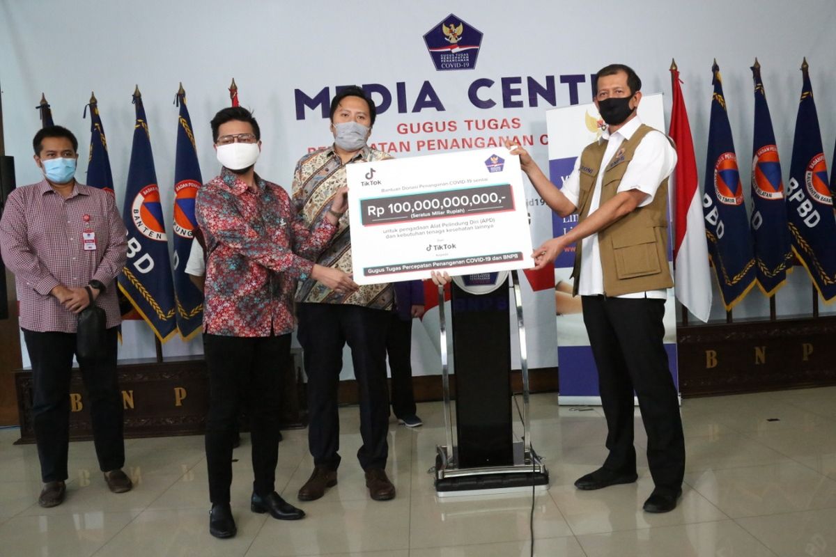 Perusahaan penyedia aplikasi media sosial TikTok menyerahkan bantuan uang tunai sebesar Rp 100 miliar kepada Gugus Tugas Percepatan Penanganan Covid-19, pada Kamis (9/4/2020).