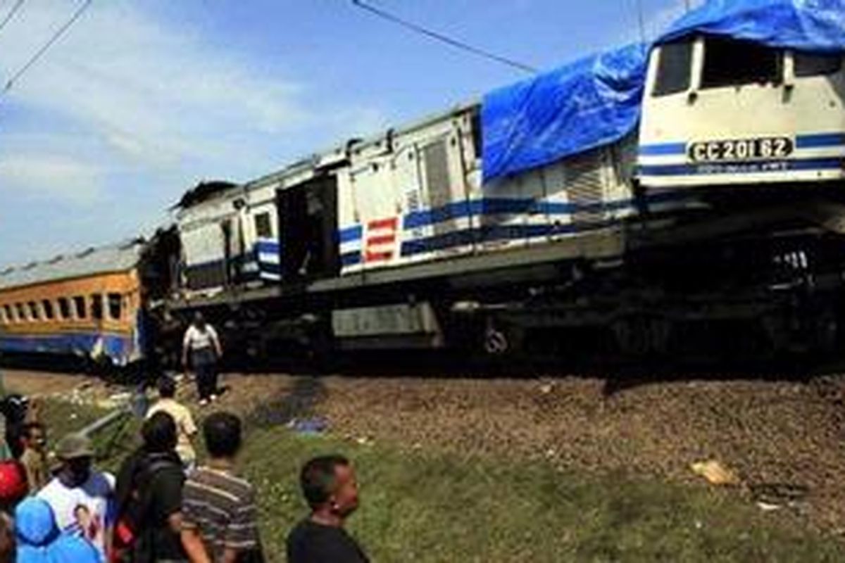 Kondisi lokomotif dan satu gerbong di belakang lokomotif KA Ekonomi Kutojaya dari arah barat ringsek setelah ditabrak KA Mutiara Selatan dari arah timur di Stasiun Langen, Kecamatan Langensari, Kota Banjar, Jawa Barat, Jumat (28/1/2011).