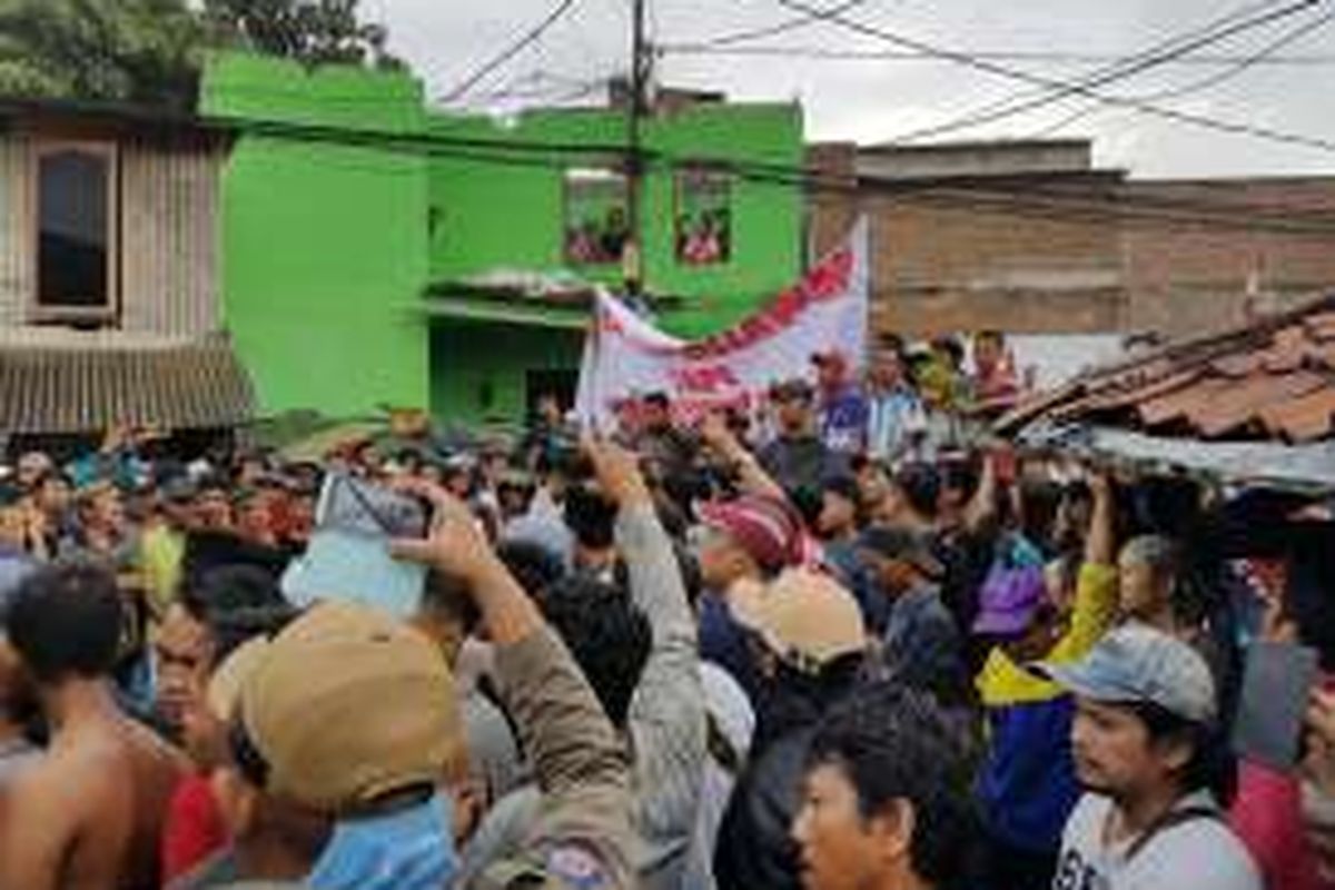 Warga Akuarium melakukan aksi penolakan penggusuran, Penjaringan, Jakarta Utara, Senin (11/4/2016).