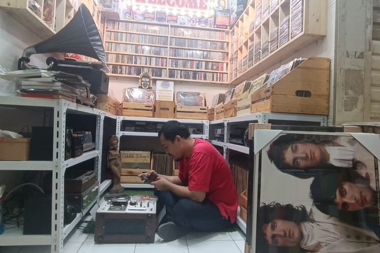 Donny Irawan (35), satu dari puluhan pedagang rilisan musik fisik saat ditemui di lantai basement Blok M Square, blok B, Jakarta Selatan, Jumat (4/8/2023). Ia merupakan pedagang rilisan fisik yang masih bertahan di tengah gempuran layanan streaming musik digital.
