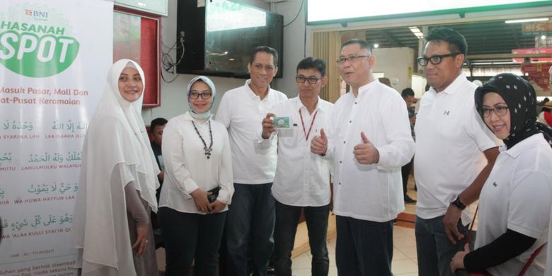 (Kika) Corporate Secretary BNI Syariah, Rima Dwi Permatasari, Direktur Bisnis SME dan Komersial BNI Syariah, Dhias Widhiyati, GM Divisi Pengembangan Perusahaan Anak BNI, Teddy Erdius E. Saputra, Manager BTC dan Pasar Modern Bintaro, Tri Murhayanto, Direktur Utama BNI Syariah, Abdullah Firman Wibowo, Pemimpin Wilayah BNI Jakarta BSD, Henry Panjaitan, Direktur Kepatuhan dan Risiko BNI Syariah, Tribuana Tunggadewi saat mengunjungi HASANAH Spot BNI Syariah di Pasar Modern Bintaro, Tangerang Selatan (17/2/2019)