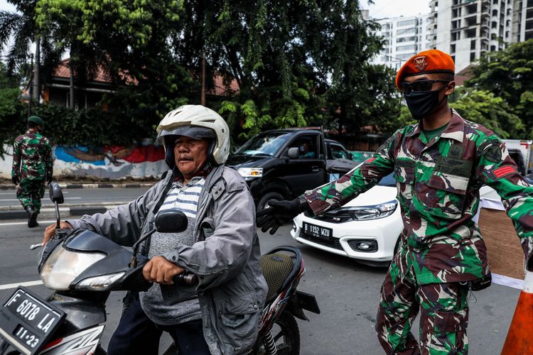 Petugas gabungan dari TNI, Polri, Polisi Pamong Praja dan Dishub DKI Jakarta melakukan imbauan kepada pengendara motor untuk dapat mematuhi penerapan Pembatasan Sosial Berskala Besar (PSBB) di jalan Penjernihan, Tanah Abang, Jakarta Pusat, Senin (13/4/2020). Imbauan ini dilakukan agar masyarakat menerapkan pembatasan sosial berskala besar (PSBB) selama 14 hari, yang salah satu aturannya adalah pembatasan penumpang kendaraan serta anjuran untuk menggunakan masker jika berkendara.