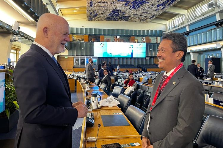 Menteri Kelautan dan Perikanan Sakti Wahyu Trenggono berdiskusi dengan Peter Thomson,  Diplomat Fiji and the United Nations Secretary-General's Special Envoy for the Ocean.
