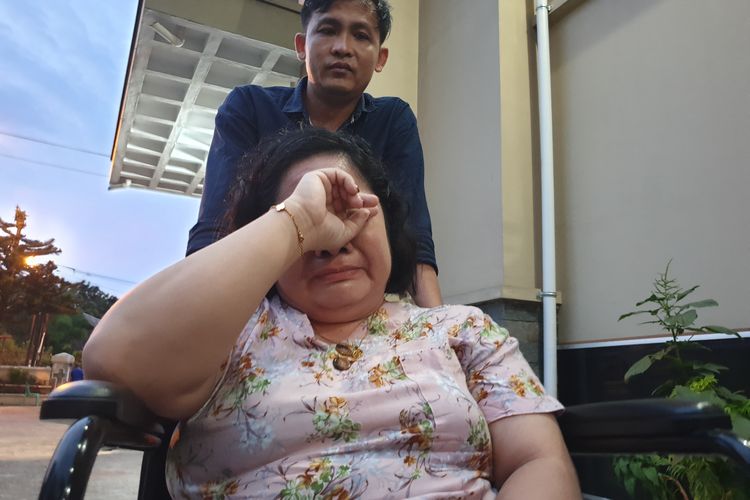 Vetrayani Bago (38) menangis usai mengikuti ibadah misa bersama Paus Fransiskus secara online di Gereja Katolik Santo Antonius Padua di Jalan Hayam Wuruk, Kota Medan, Kamis (5/9/2024). 