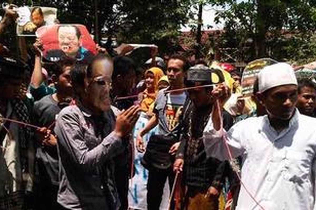 Ratusan mahasiswa Universitas Islam Malang (Unisma), Malang, Jawa Timur, yang tergabung dalam PMII melakukan aksi mengecam pernyataan Sutan Batugana yang dinilai melecehkan Gus Dur, Senin (26/11/2012).