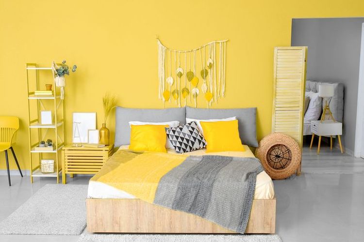 Ilustrasi kamar tidur dengan warna cat kuning yang dianggap dapat mengganggu kualitas tidur. 