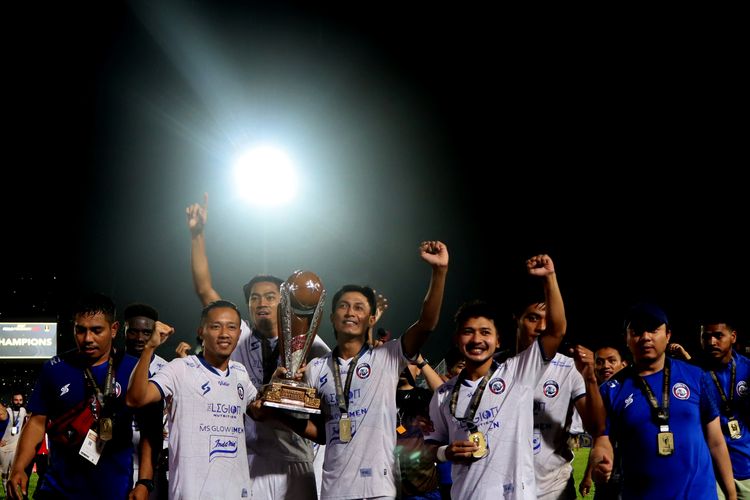 Arema FC merayakan juara Piala Presiden 2022 setelah menahan imbang Borneo FC 0-0 pada final leg kedua di Stadion Segiri Samarinda, Minggu (17/7/2022) malam.
