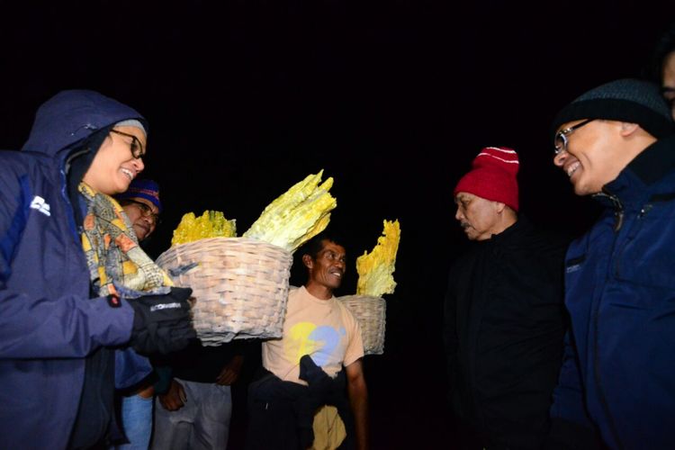 Menteri Keuangan Sri Mulyani, Menteri Koordinator Bidang Kemaritiman Luhut Binsar Pandjaitan, dan Gubernur Bank Indonesia Agus Martowardjojo, serta Bupati Banyuwangi Abdullah Azwar Anas mendaki Gunung Ijen Jumat (2/3/2018).