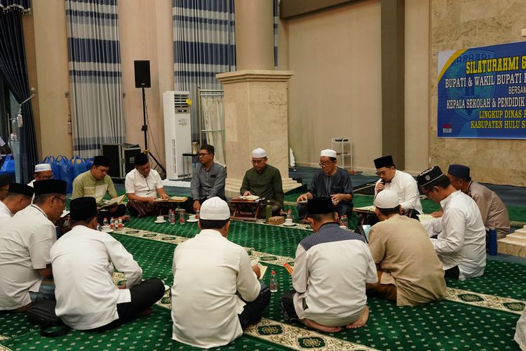 Pemerintah Kabupaten Hulu Sungai Tengah (HST) melaksanakan Tadarus Al Quran pada Ramadhan 1445 Hijriah di Rumah Jabatan Bupati HST, Jumat (22/3/2024).
