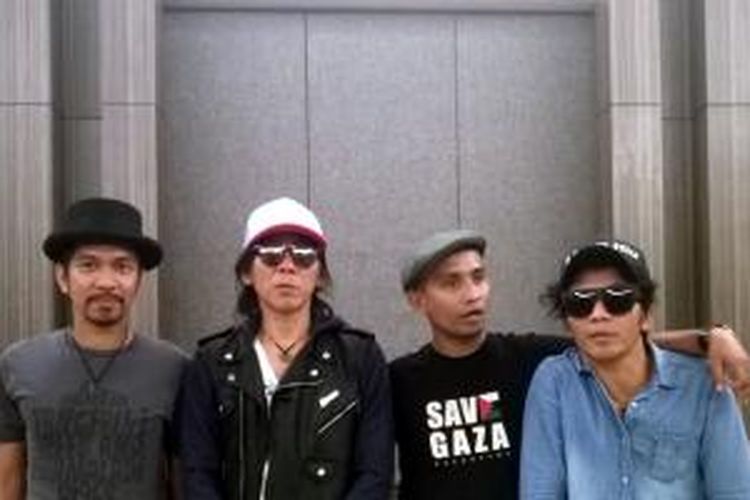 Grup band Slank yang terdiri dari (kiri ke kanan) Ridho, Bimbim, Ivanka, dan Kaka, diabadikan dalam jumpa pers konser Slank 'Reog & Roll' di Skeeno Hall, Gandaria City, Jakarta Selatan, Jumat (16/10/2015). Jakarta menjadi kota ketiga dari 10 kota yang dijadwalkan dikunjungi Slank dalam konser 'Reog & Roll'.