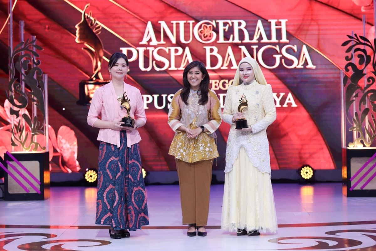 Managing Director Khong Guan Group Kataline Darmono (kiri) meraih penghargaan Puspa Adi Daya dalam ajang Anugerah Puspa Bangsa 2026 yang digelar KompasTV. 
