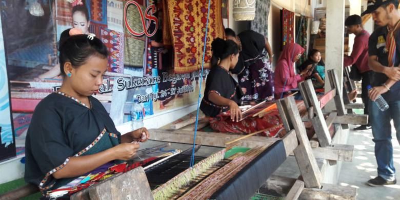Perajin tenun khas Lombok di Desa Sukarara, Kecamatan Jonggat, Kabupaten Lombok Tengah, NTB, Jumat (26/8/2016).
