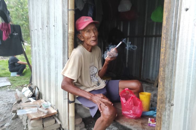 Cerita Suwardi di Demak, Pilih Habiskan Hari Tua di Tengah Pemakaman 