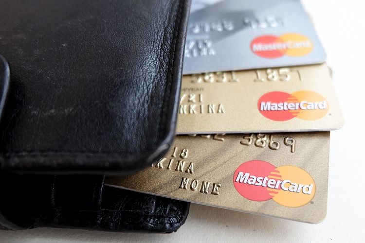Ilustrasi kartu debit BCA. Perincian limit transaksi harian dan biaya administrasi BCA mulai 19 Januari 2024.