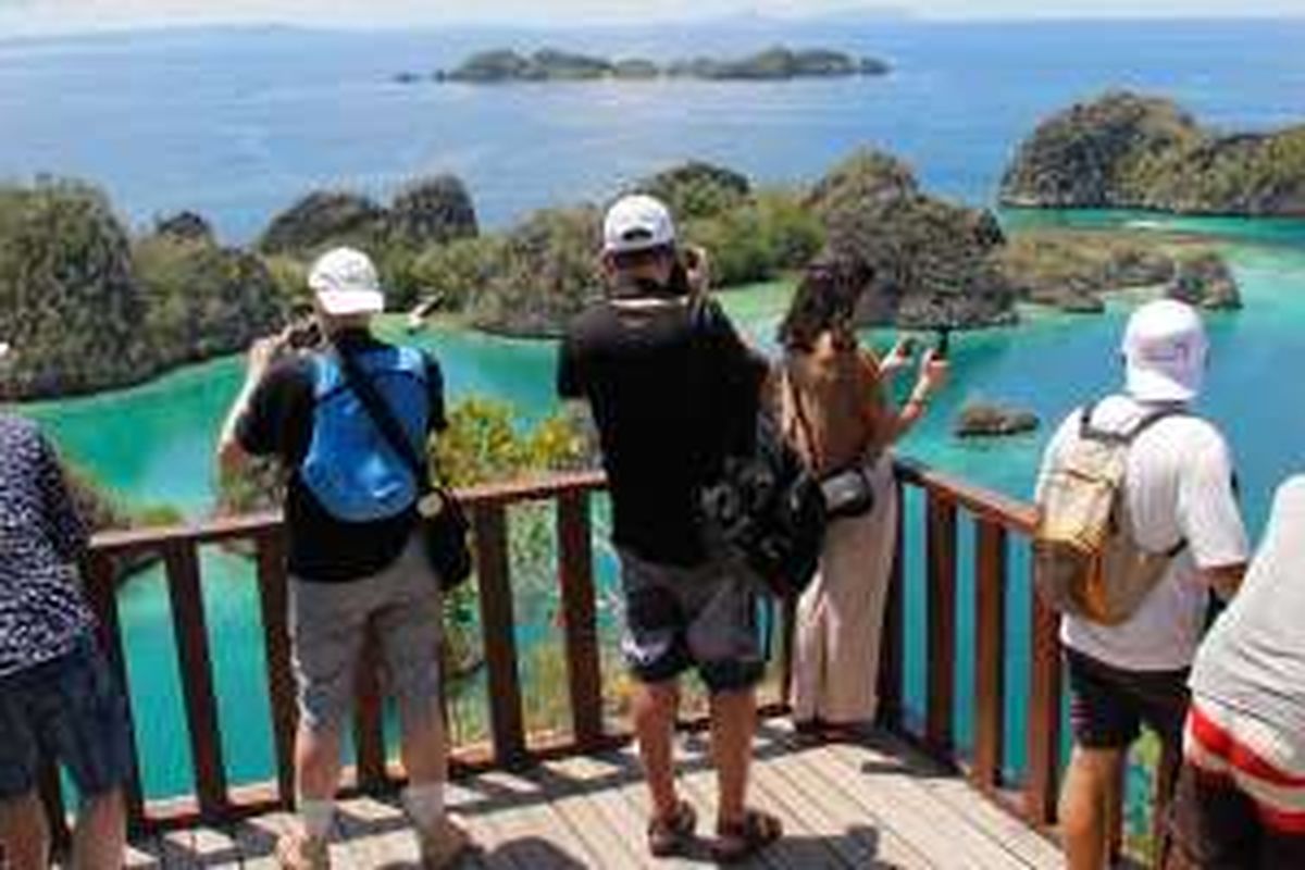 Peserta media famtrip dari Perancis yang diundang Kementerian Pariwisata di Pianemo, Kabupaten Raja Ampat, Papua Barat, Kamis (5/5/2016). Untuk melihat panorama bahari ini, wisatawan harus menaiki 320 anak tangga, sebelum akhirnya rasa capek terbayar begitu melihat keindahan Pianemo dari atas bukit.