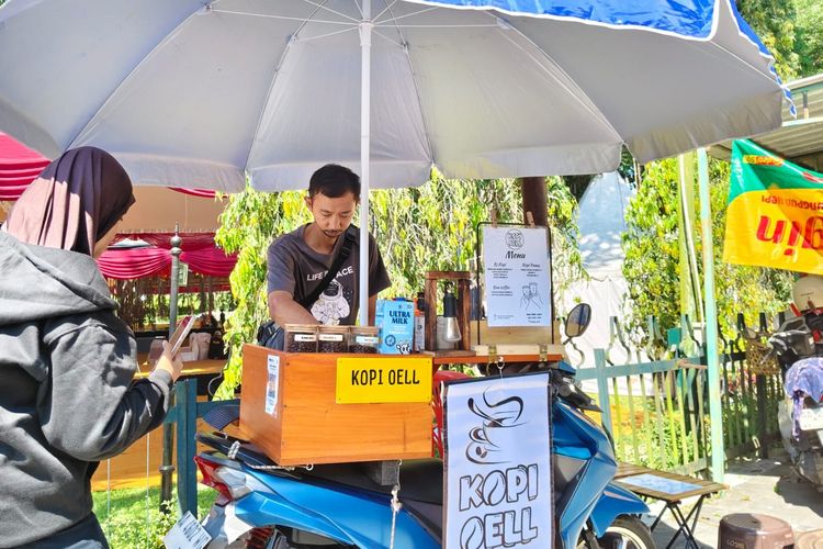 Tak Perlu Berlarian Cari Kembalian, Pedagang Kopi Magelang Kini Andalkan QRIS
