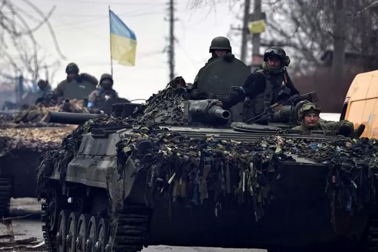 Tentara Ukraina bergerak dengan tank. Invasi Rusia di negara ini telah membuat jutaan warga mengungsi.