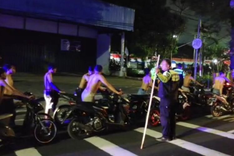 Puluhan pemuda menuntun sepeda motor setelah melakukan balap liar di Kota Malang, Jawa Timur sekitar pukul 02.00 WIB.