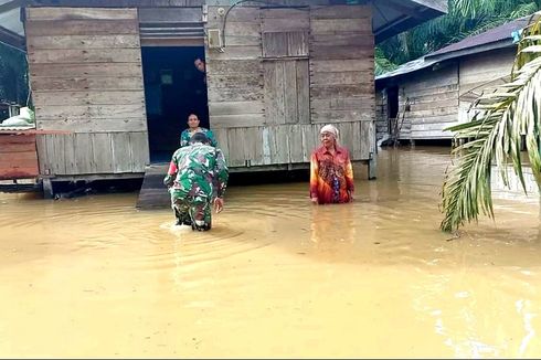 Sungai Meluap, Puluhan Rumah Warga Dilanda Banjir di Rokan Hulu Riau