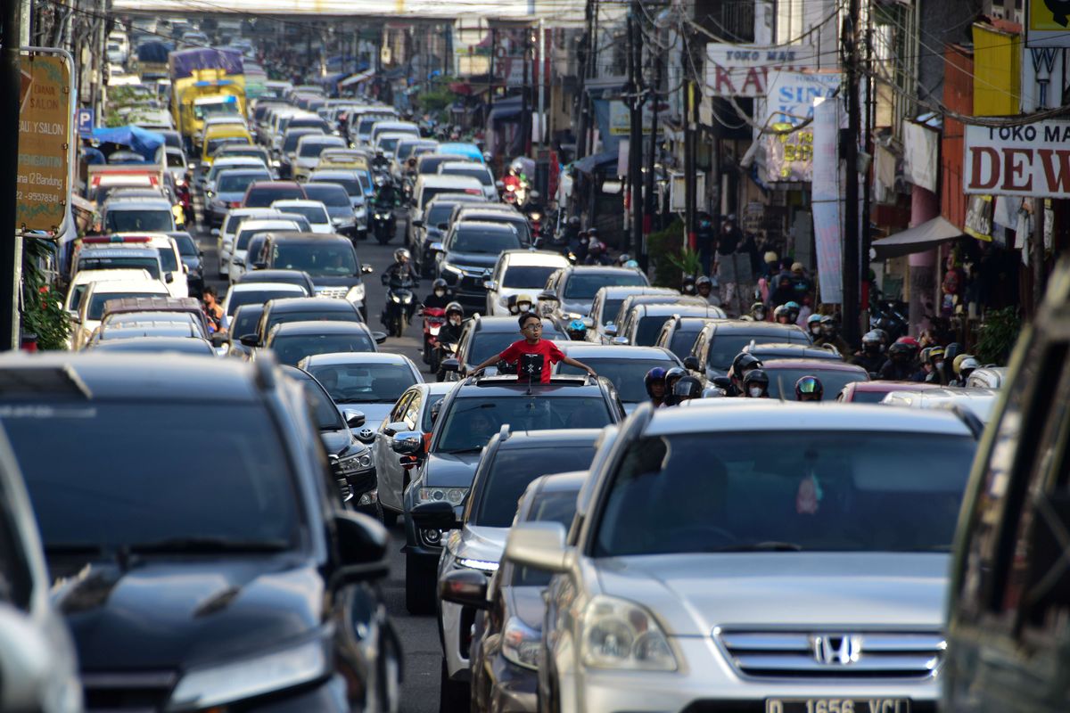Arus balik Lebaran H+4, kepadatan kendaraan terjadi di Jalan Sukajadi, Kota Bandung, Jawa Barat, Jumat (6/5/2022). Sejak Hari Raya Idul Fitri, Senin (2/5/20222) hingga Kamis (6/5/2022), Jasa Marga mencatat kendaraan yang keluar di Gerbang Tol Pasteur atau masuk ke Kota Bandung mencapai 140.305 kendaraan. jumlah tersebut mengalami peningkatan sebanyak 9,47 persen apabila dibandingkan dengan kondisi arus lalu lintas normal yang mencapai 127.848 kendaraan.