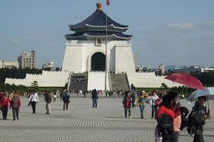 Chiang Kai-shek Memorial Hall di Taipei, Taiwan, yang selalu dipenuhi wisatawan dalam dan luar negeri.