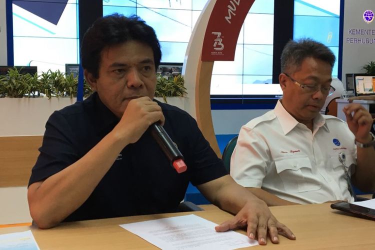 Direktur Jenderal Perhubungan Udara Agus Santoso bersama Direktur Utama AirNav Indonesia Novie Riyanto saat menjelaskan bahaya balon udara dalam penerbangan di kantor Kementerian Perhubungan, Jakarta Pusat, Minggu (17/6/2018).