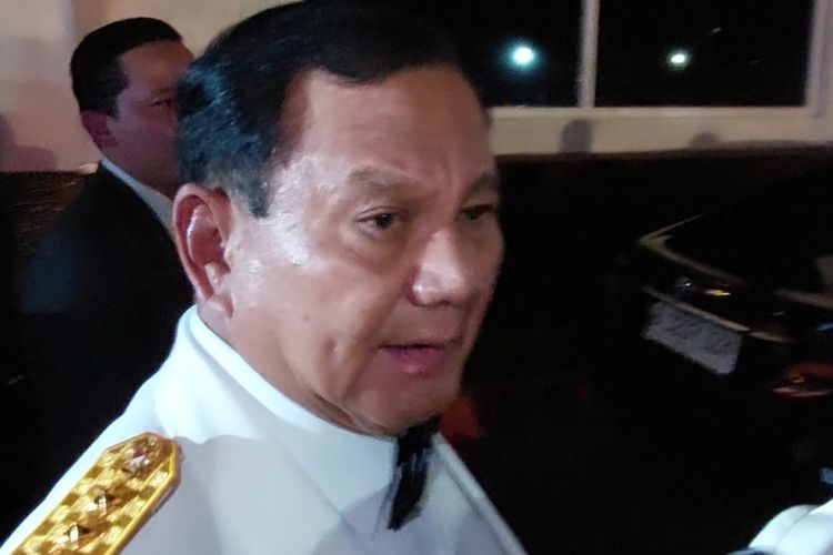Menteri Pertahanan (Menhan) Prabowo Subianto saat ditemui di Kementerian Pertahanan, Jakarta, Senin (9/10/2023) malam. 