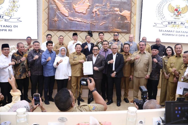 Menteri Pendayagunaan Aparatur Negara dan Reformasi Birokrasi (PANRB) Rini Widyantini dalam Rapat Kerja dan Rapat Dengar Pendapat dengan Komisi II DPR RI, Kementerian Dalam Negeri, Gubernur/Bupati/Wali Kota se-Indonesia, APKASI, dan APEKSI, di Jakarta, Senin (8/6/2026).
