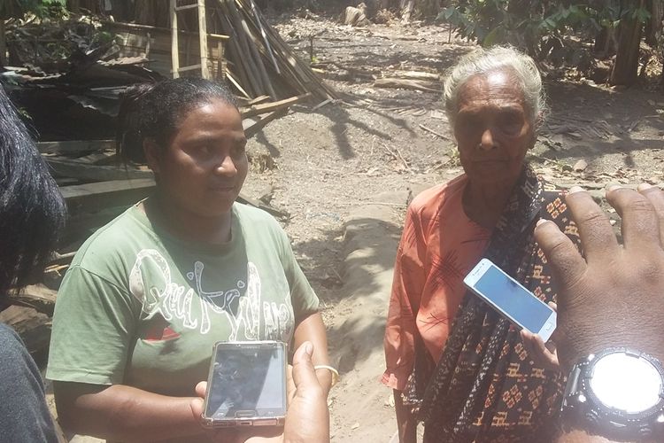 Foto : Nenek Paulina Poing didampingi keponakannya Margaretha Maria Nita saat diwawancara sejumlah wartawan di halaman rumahnya di Desa Koting D, Kecamatan Koting, Kabupaten Sikka, NTT, Selasa (22/10/2019).