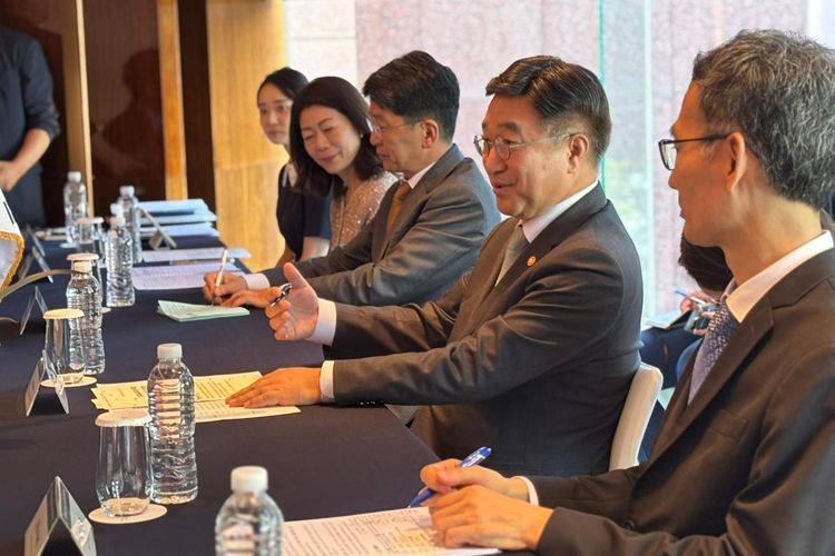 Minister of Interior and Safety (MOIS) Yun Hojung beserta jajaran dalam pertemuan dengan Kementerian PANRB di Seoul, Korea Selatan, Jumat (22/5/2026).