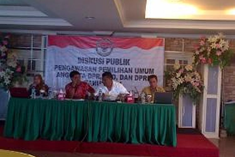 Narasumber dari Bawaslu, KPU dan Pemerintah Provinsi dalam dialog publik pengawasan jelang pemilu 2014 yang diadakan Bawaslu Sultra di Kendari